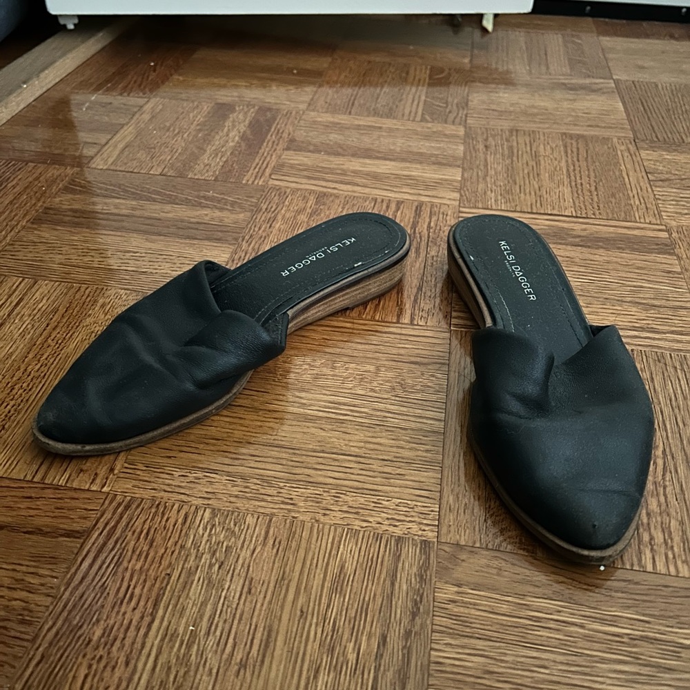 Kelsi Dagger flat mules, size 7 black